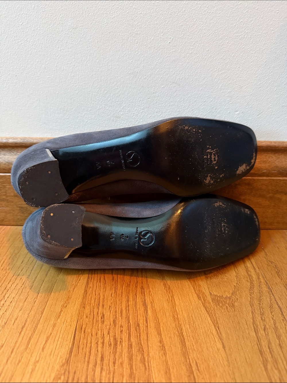 St. John dark gray suede heels pumps Made In Italy 7.5 AA Narrow - Picture 6 of 8